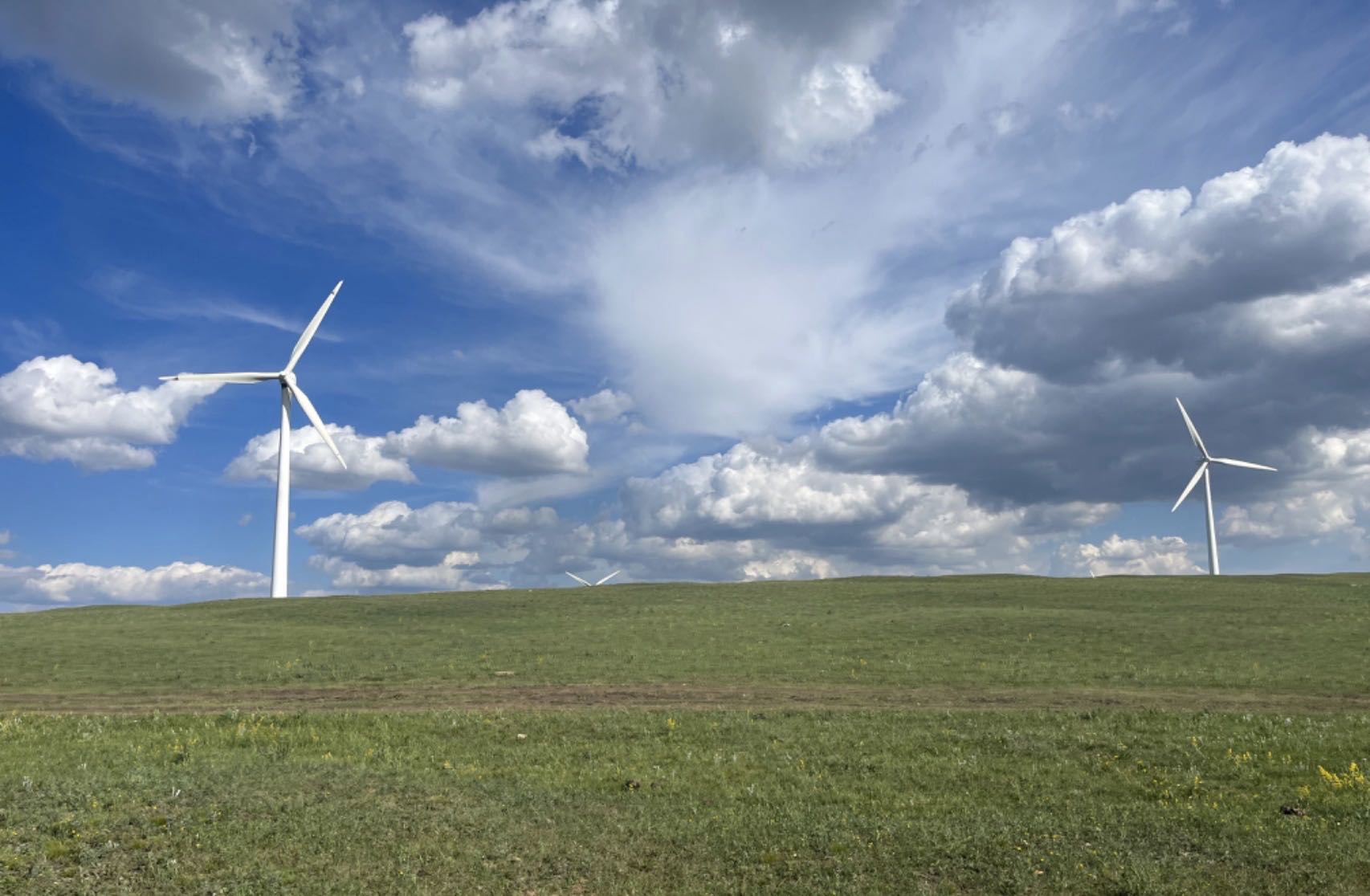 被誉为“风电之都”的乌兰察布大草原上，大型风力发电设备随处可见。记者 杨曦 摄